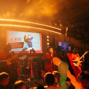 邻居大爷掏出来又粗又长小说
